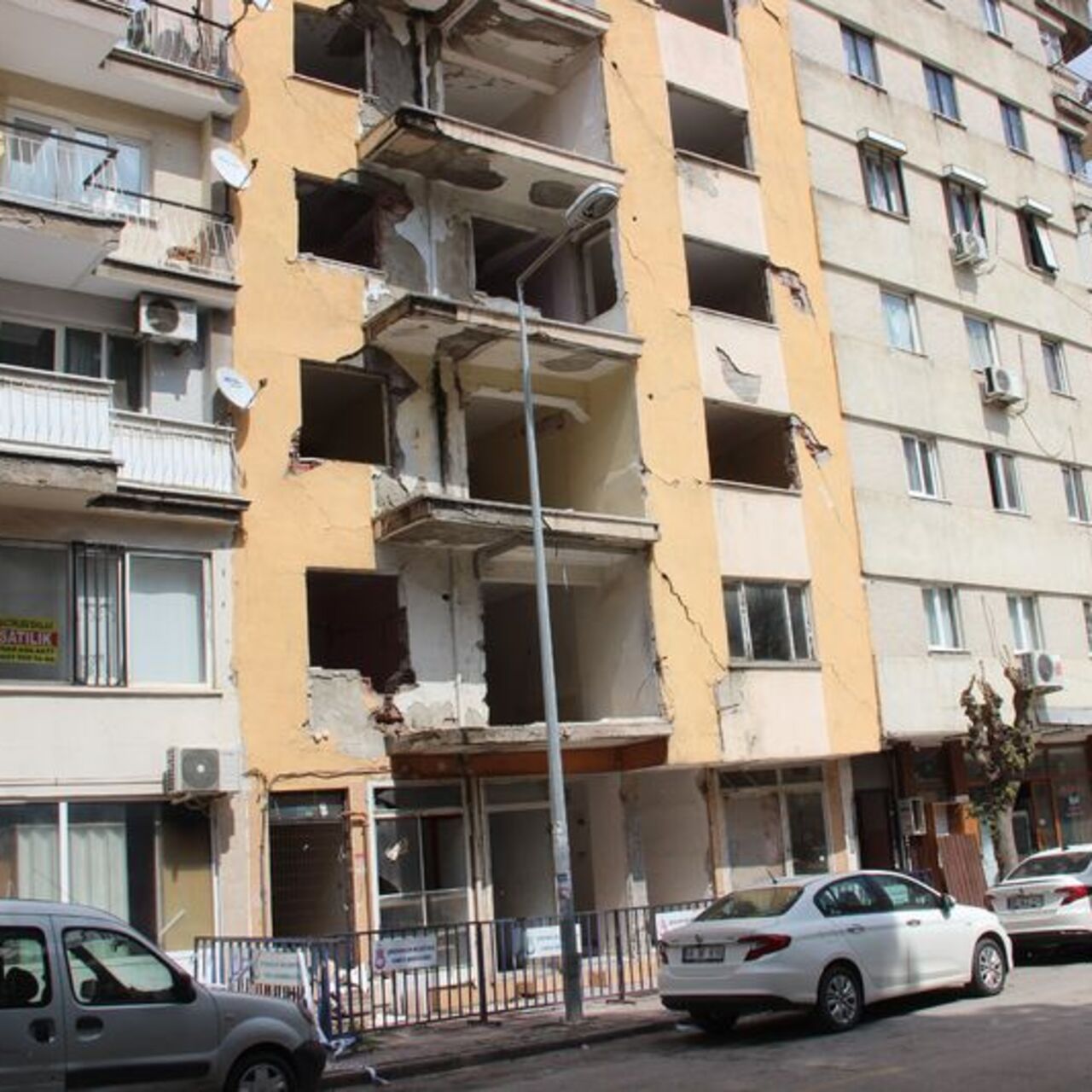 Yıkılamadı: 5 yıldır tehlike saçıyor