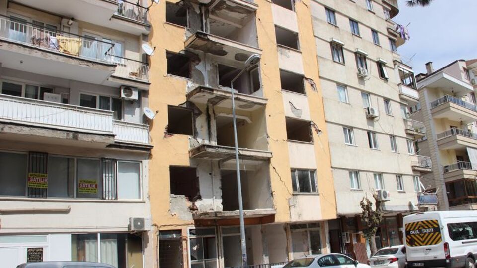 Yıkılamadı: 5 yıldır tehlike saçıyor