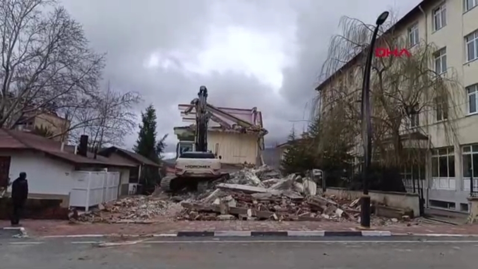 Belediye binası depreme dayanıksız çıktı