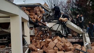 Parkın duvarına çarpan TIR'ın şoförü öldü