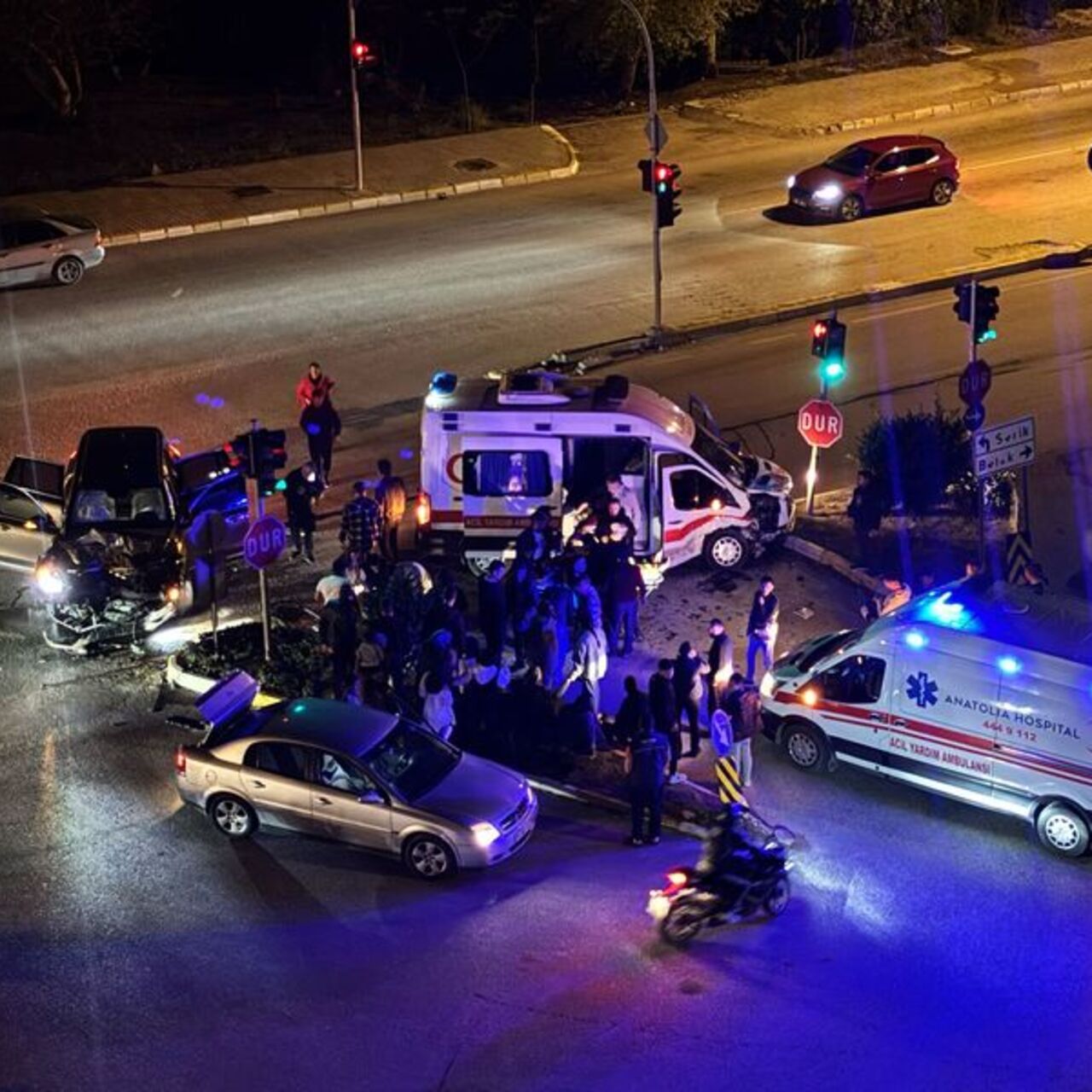 Ambulans ile otomobil çarpıştı: 9 yaralı