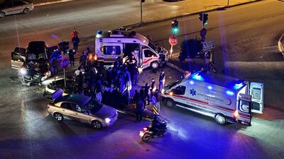 Ambulans ile otomobil çarpıştı: 9 yaralı