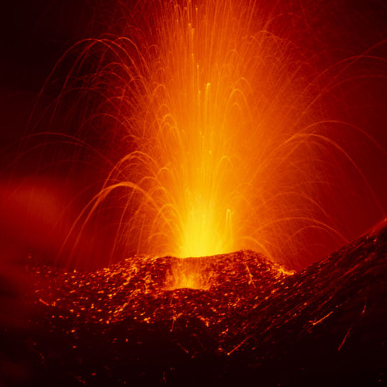 Etna Yanardağı kül ve lav püskürttü