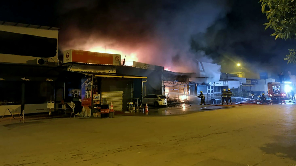 Alacak iddiasında iş yerini kundakladılar!