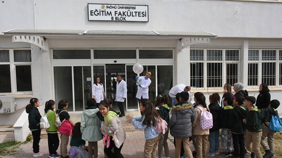 Çocuk Üniversitesi'nde geleceğin bilim insanları yetişiyor