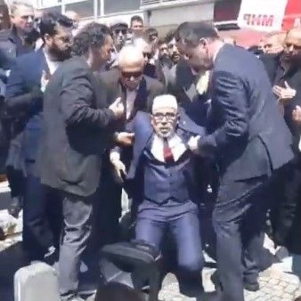 Türkeş’i anma programında dua eden imam bayıldı