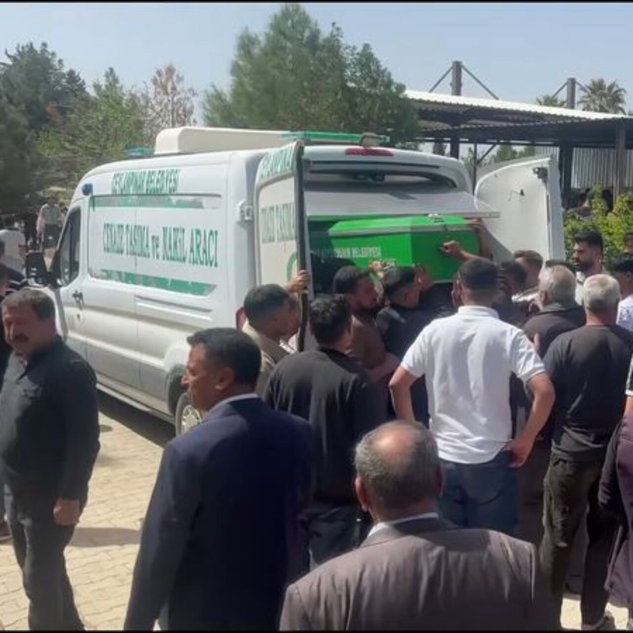 3 işçi toprağa verildi