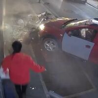 Kaldırımda yürüyen çocuğa çarptı