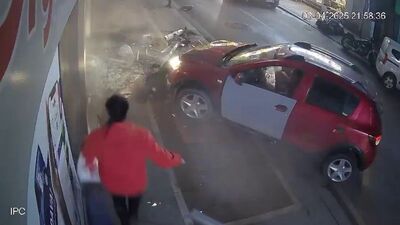 Kaldırımda yürüyen çocuğa çarptı