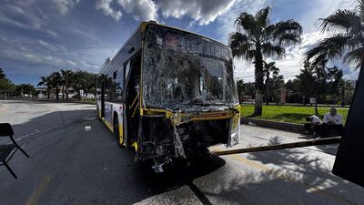 Elektrik direği ve duvara çarptı: 5 yaralı