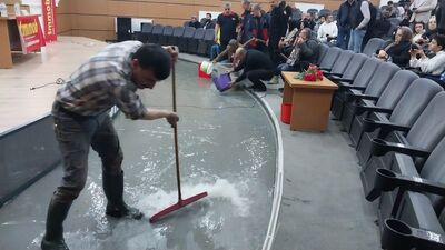 Panel verecekti, su bastı