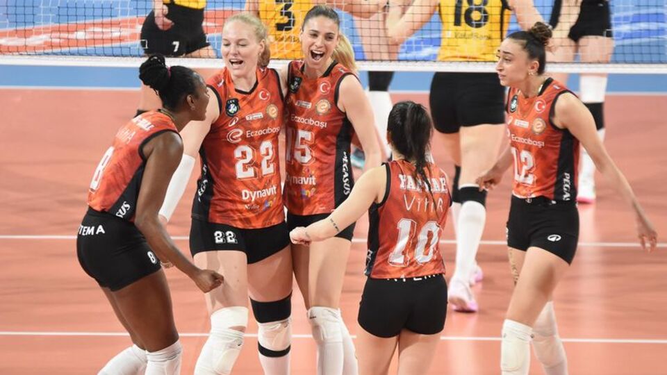 Vakıfbank'ı deviren Eczacıbaşı finalde!