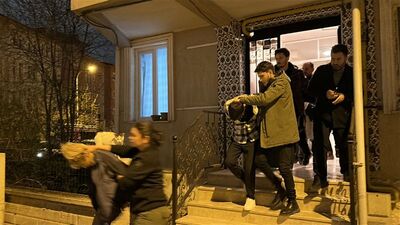 Polisten kaçtı! Kendisini eve kilitledi