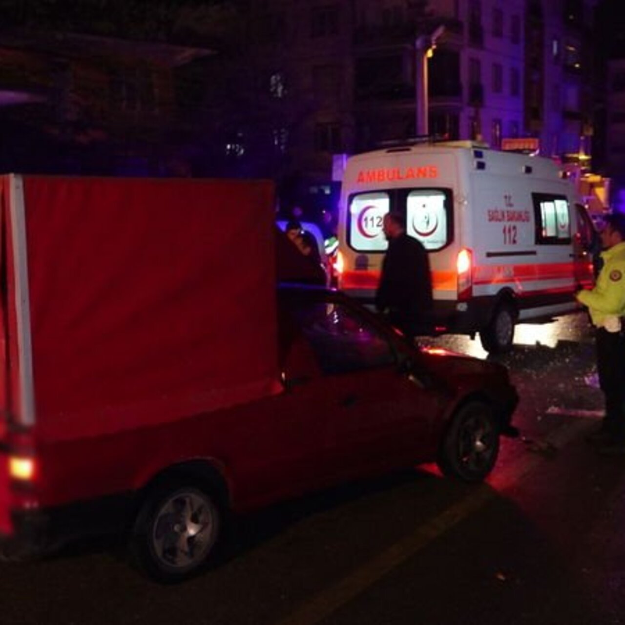 Pikap belediye temizlik görevlisine çarptı