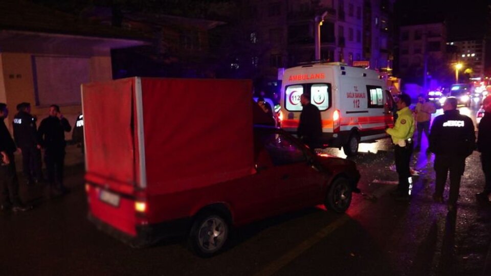 Pikap belediye temizlik görevlisine çarptı