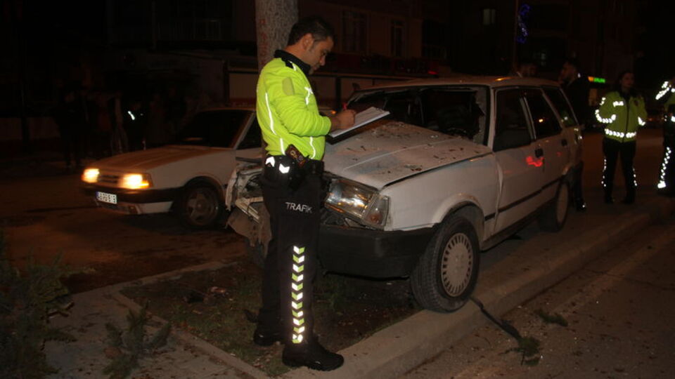 Araç refüjdeki ağaca çarptı: 6 yaralı