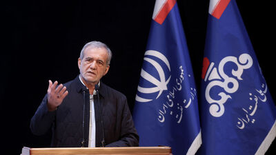 İran Cumhurbaşkanı'ndan yardımcısına 'lüks gezi' cezası