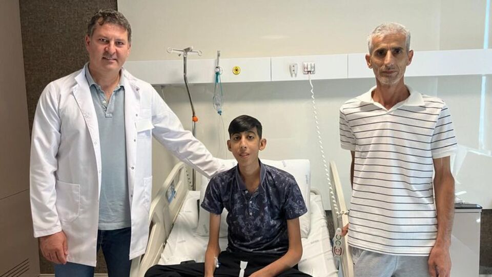 Karaciğer nakli bekleyen gence dayısı umut oldu