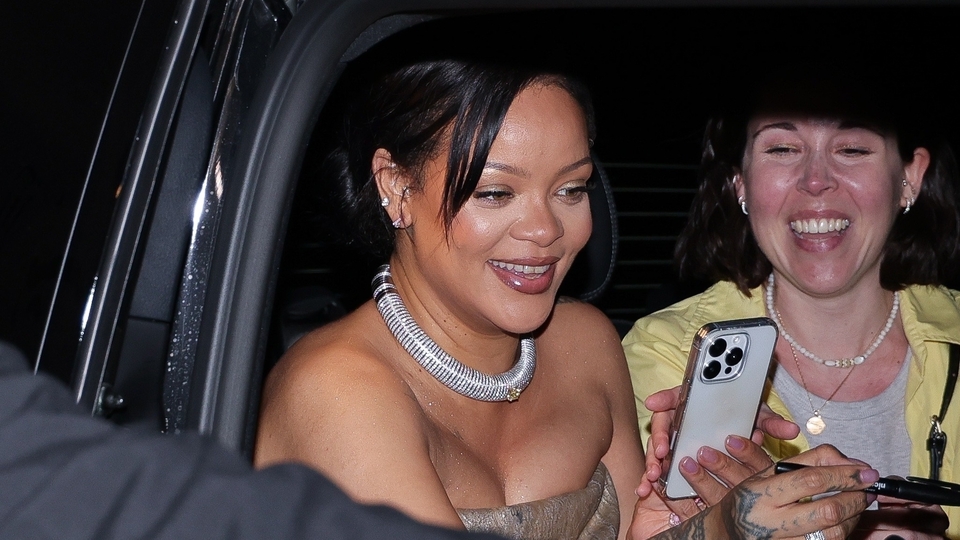 Hayranına yakın ilgi gösterdi