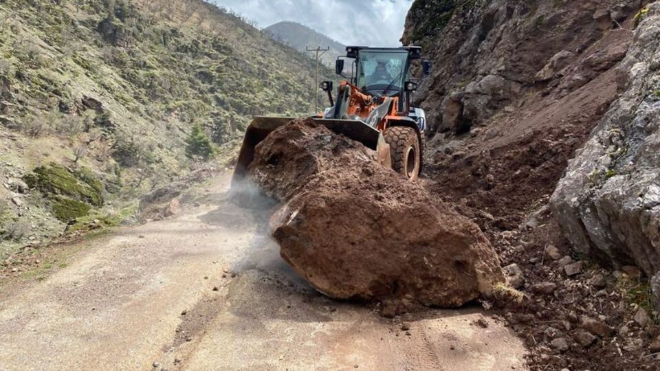Sason'da köy yollarında heyelan