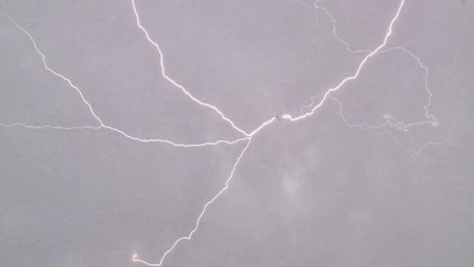 Havadaki uçağa yıldırım isabet etti