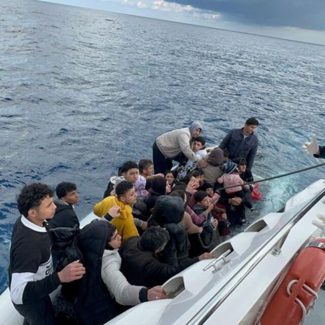 1 göçmenin cansız bedeni kıyıya vurdu