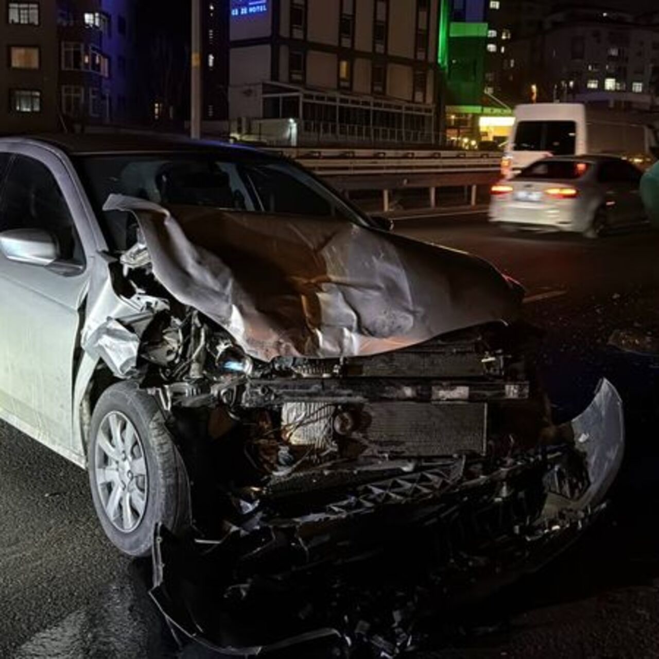 Otomobille minibüs çarpıştı: 2 yaralı