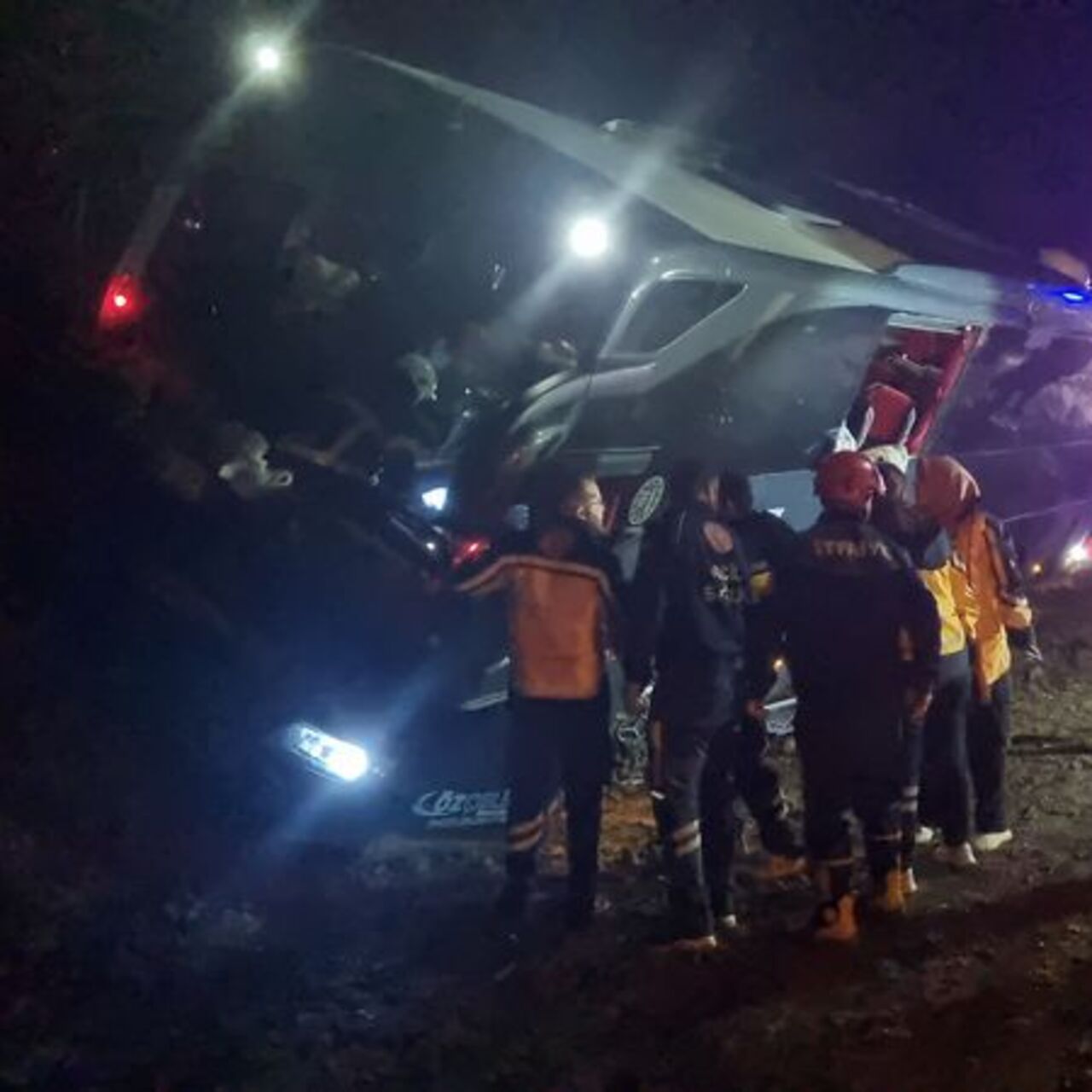 Tur otobüsü kaza yaptı: 23 yaralı