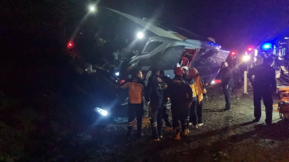 Tur otobüsü kaza yaptı: 23 yaralı