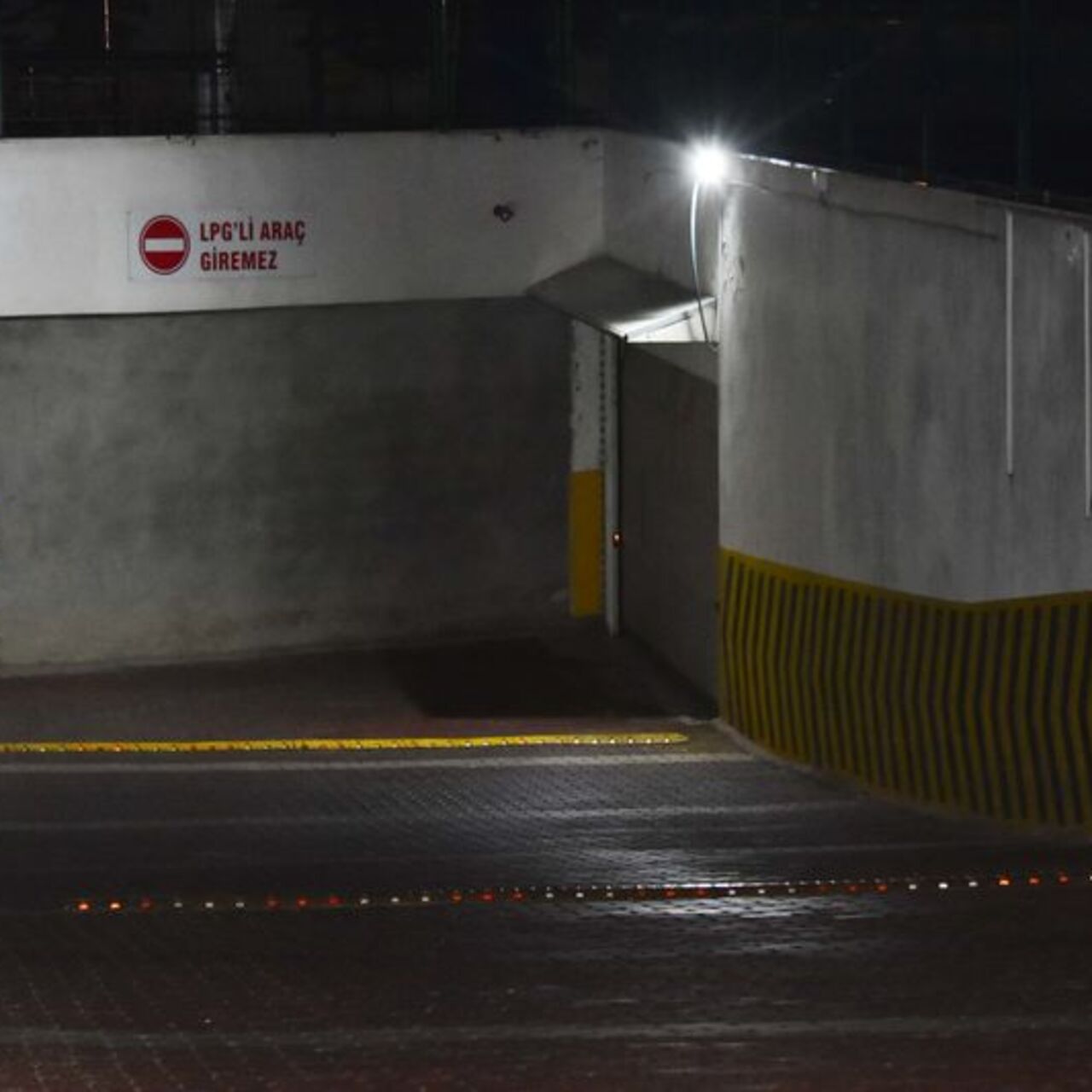 Site görevlisi, sitede oturan husumetlisini öldürdü