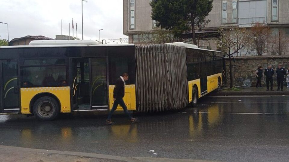 İETT otobüsü duvara çarptı: 5 yaralı