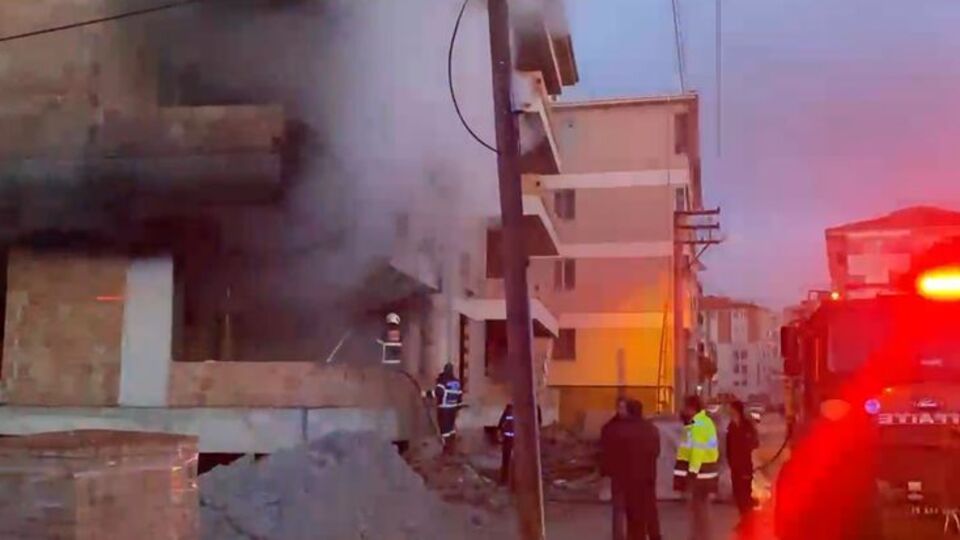 İstiflenmiş plastik su boruları yandı