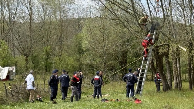 Ağaçta gelen ölüm! Cenazesini itfaiye ekipleri indirdi!