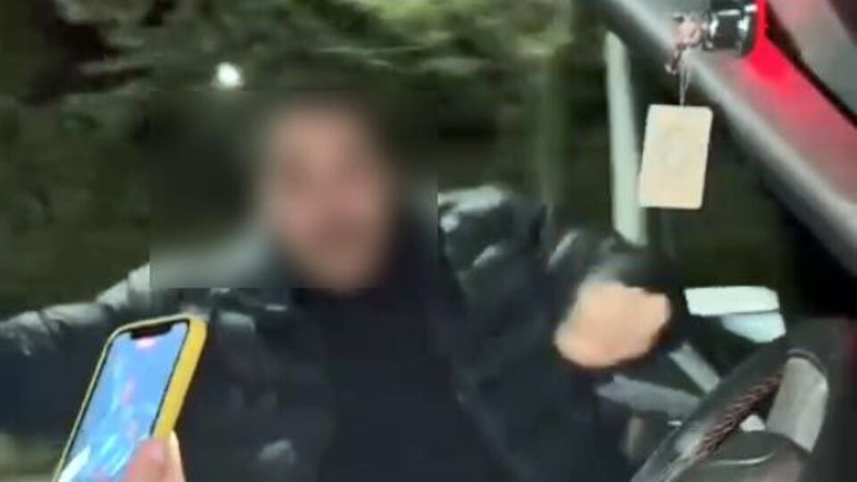 Seyir halindeki aracın kapısını açıp dans etti! Düşme anı kamerada!