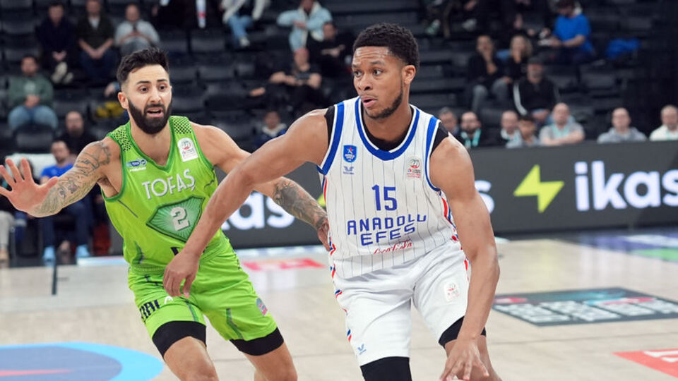 Anadolu Efes evinde farklı kazandı!