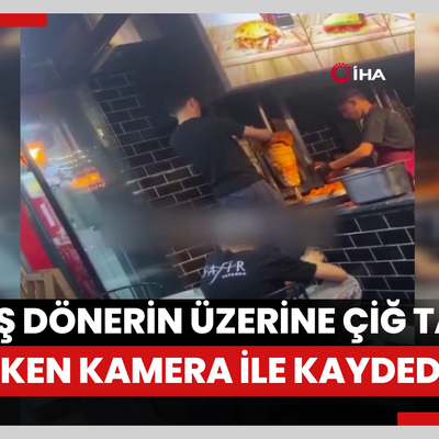 Pişmiş dönerin üzerine çiğ tavuk eklerken cep telefonu kamerası ile kaydedildi