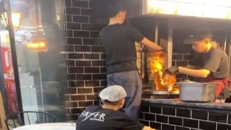 Pişmiş etin üzerine çiğ et! O dönerciye inceleme!