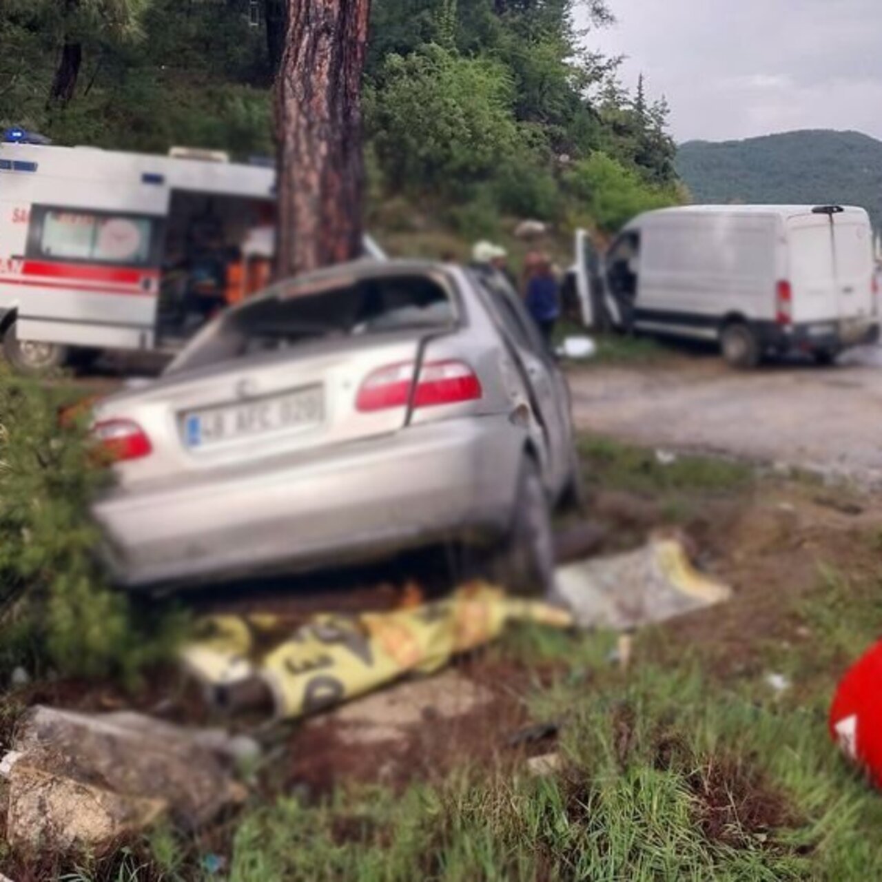Kamyonet ile otomobil çarpıştı: 1 ölü, 2 yaralı