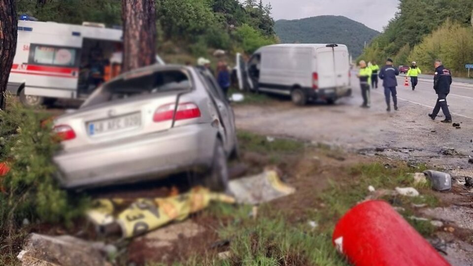 Kamyonet ile otomobil çarpıştı: 1 ölü, 2 yaralı