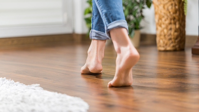 Yalınayak yürüyünce vücutta neler oluyor?