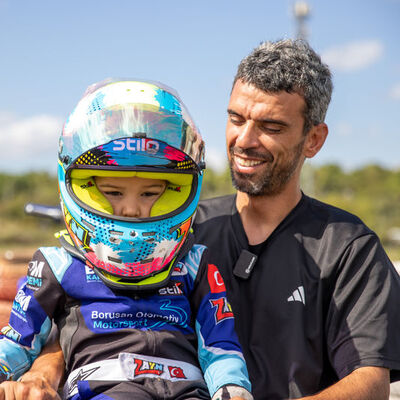 Zayn Sofuoğlu, İngiltere'de podyuma çıktı!