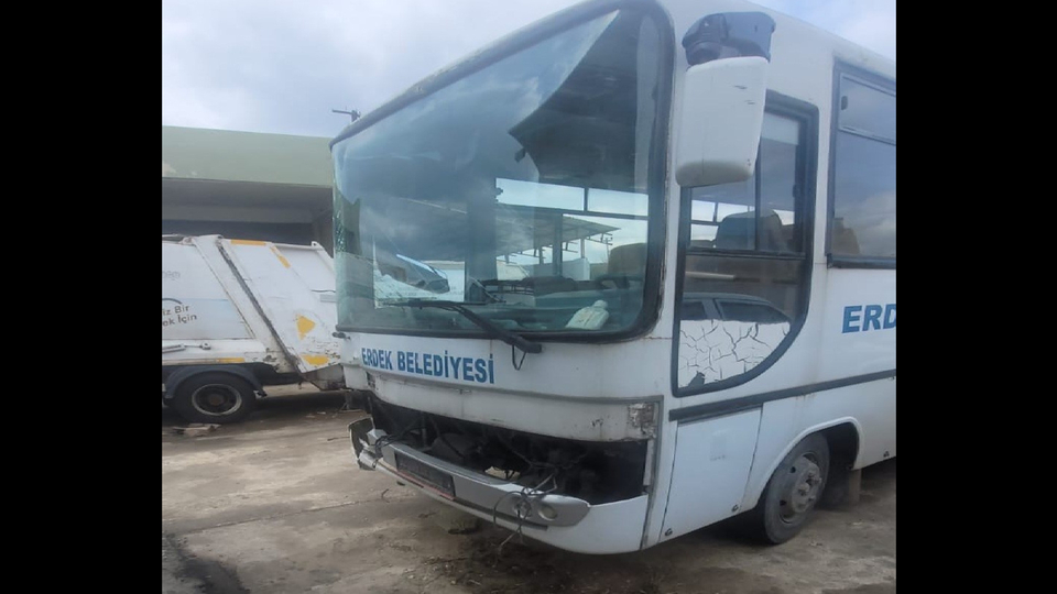 Çaldığı otobüsle 7 araca çarptı!