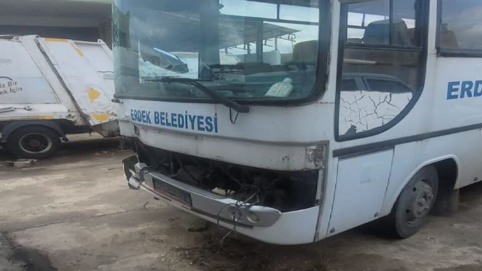 Belediye aracıyla 7 araca çarptı