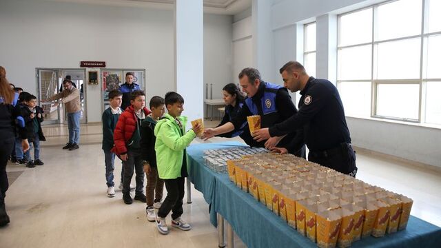 Muş'ta polisler 14 bin çocuğa sinema keyfi yaşattı