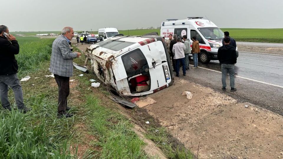 Diyarbakır'da yolcu minibüsü devrildi