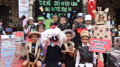 Cizre'de atık malzemelerden çocuk defilesi