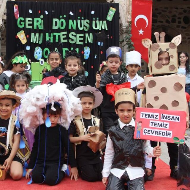 Cizre'de atık malzemelerden çocuk defilesi
