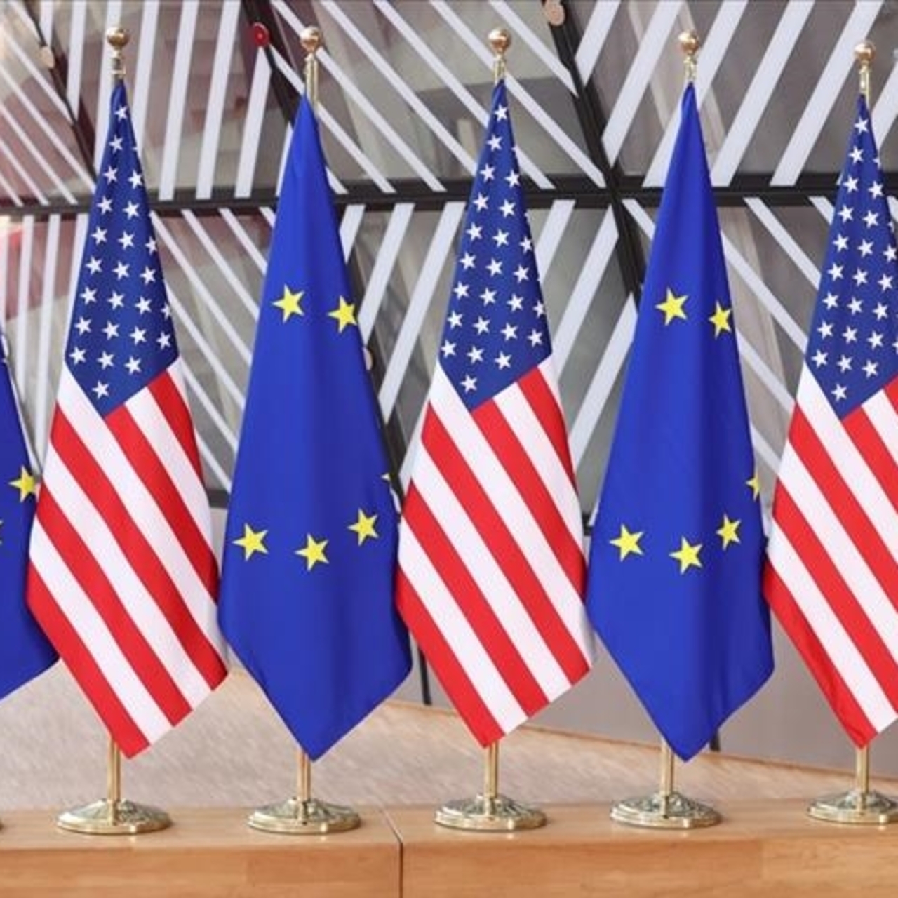 AB, Trump'ın çelik ve alüminyum tarifelerine karşılık olarak 23 milyar dolarlık ABD malına yeni tarifeler uyguladı ve ticaret savaşı tırmanıyor.