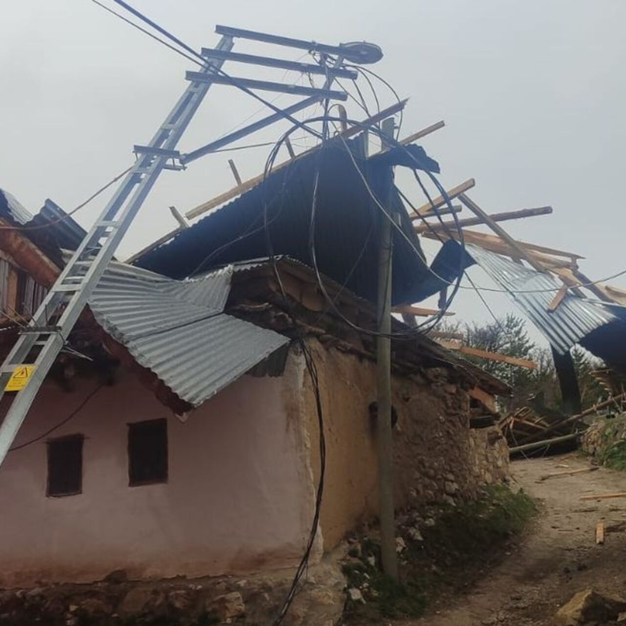 Erzincan'da çatılar uçtu, direkler devrildi