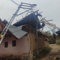 Erzincan'da çatılar uçtu, direkler devrildi | Son dakika haberleri thumbnail